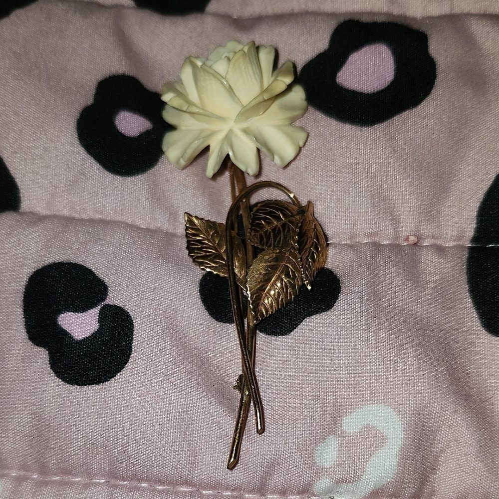 Vintage Winard Cream Flower Brooch with Gold Leaves
